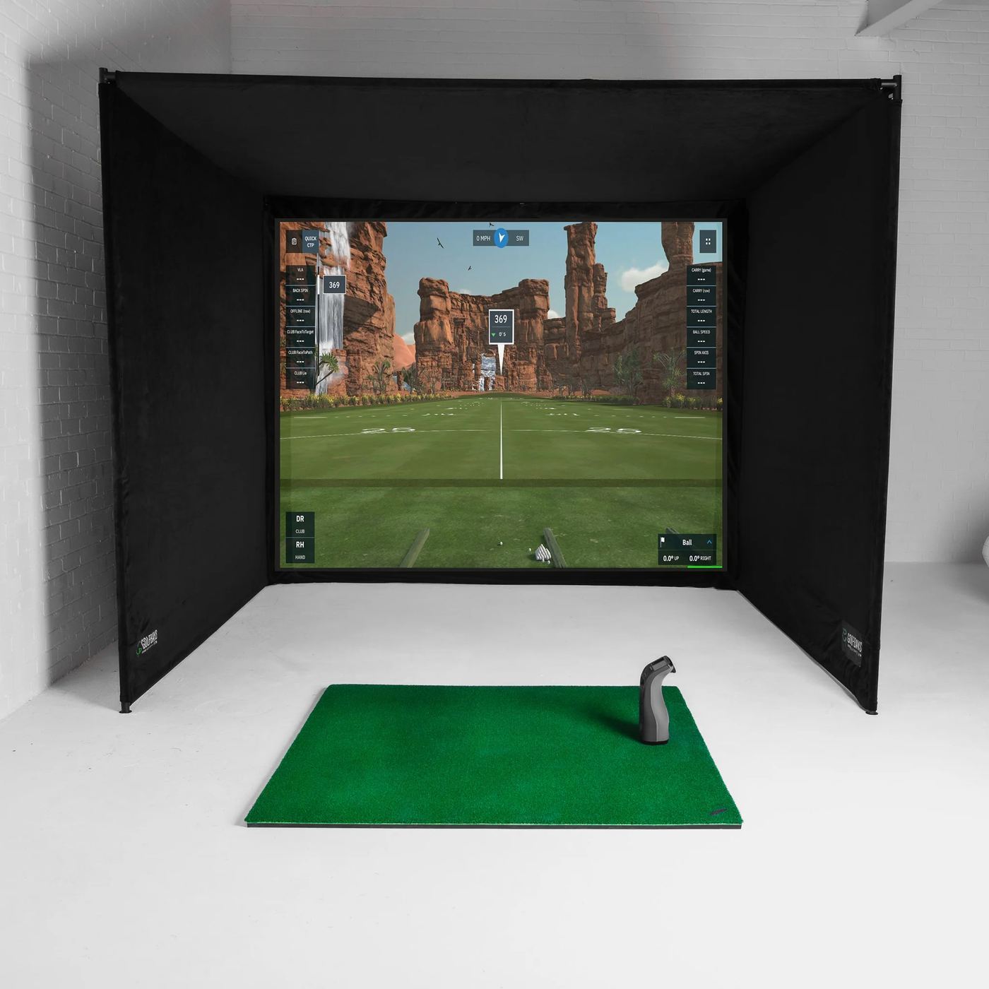 The indoor bay: enclosure, live course on the impact screen and hitting mat